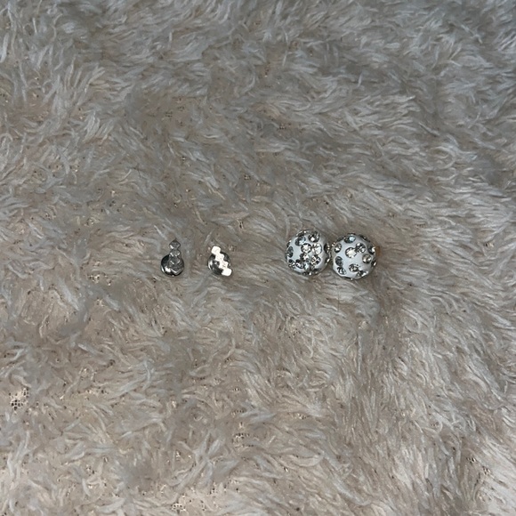 pair of silver studs - Picture 1 of 3